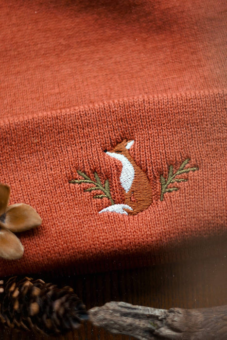 Broderad räv mössa roströd unisex en storlek