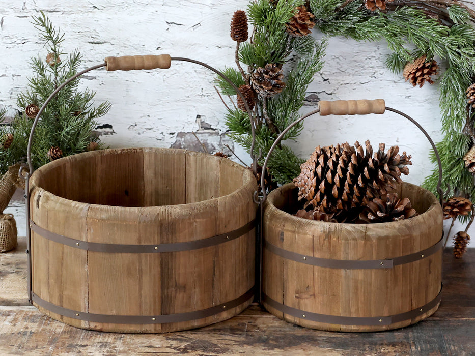 Bucket in wood w. handle