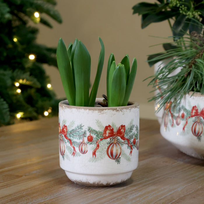 Planter w. Christmas bauble & bow