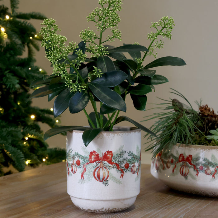 Planter w. Christmas bauble & bow